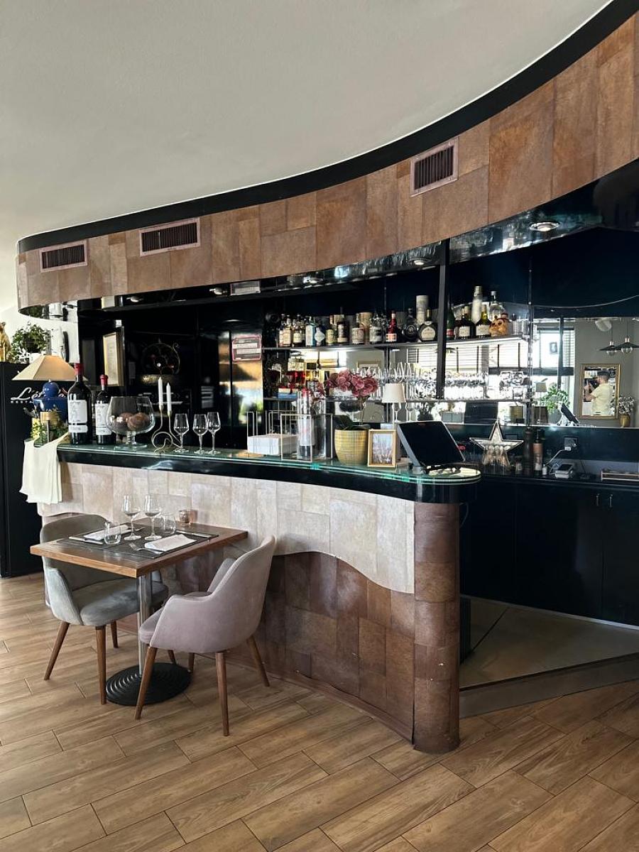 RESTAURANT AVEC FORTE ACTIVITÉ A REMETTRE - 0