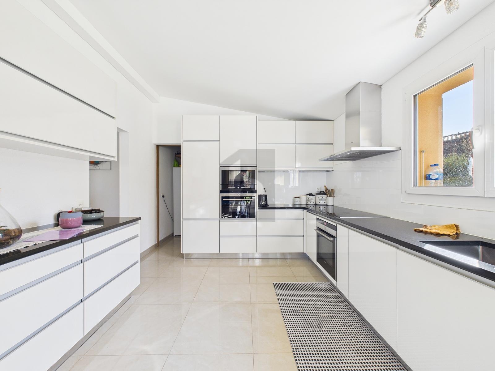 SUPERBE EXTÉRIEUR ET ESPACES DE VIE SPACIEUX - 3