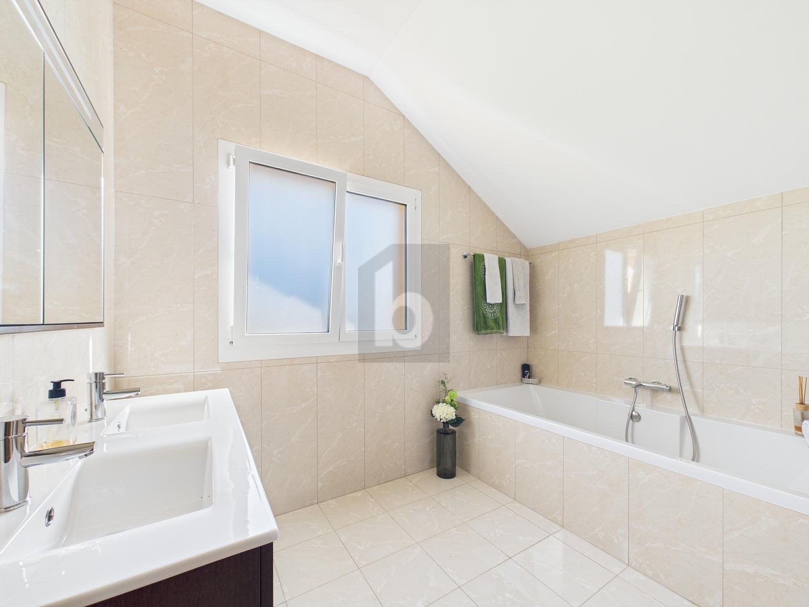 SUPERBE EXTÉRIEUR ET ESPACES DE VIE SPACIEUX - 4