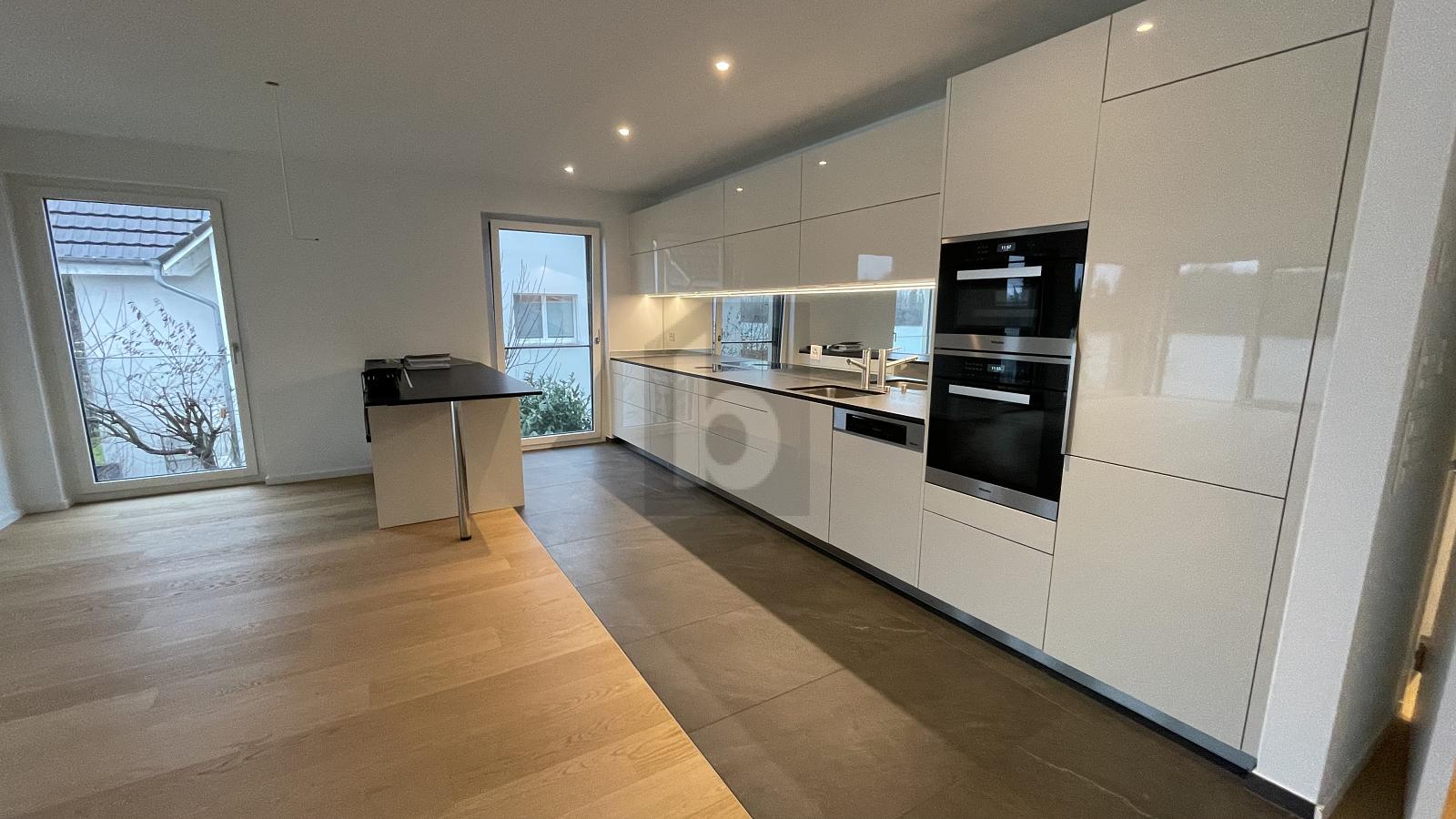 HELL UND MODERN, DIREKT AM RHEIN - 2