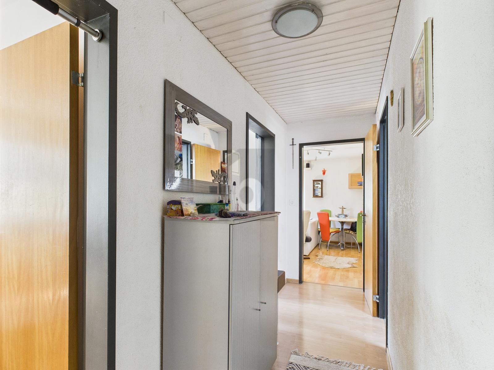 CHARMANT KLEIN UND HELL - 1