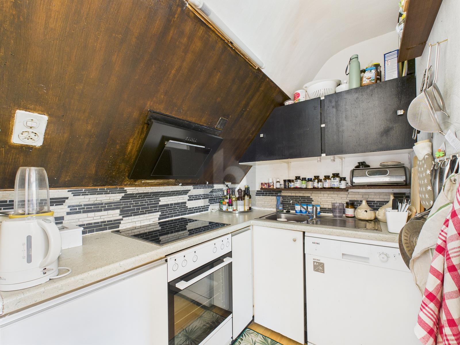 CHARMANT KLEIN UND HELL - 2