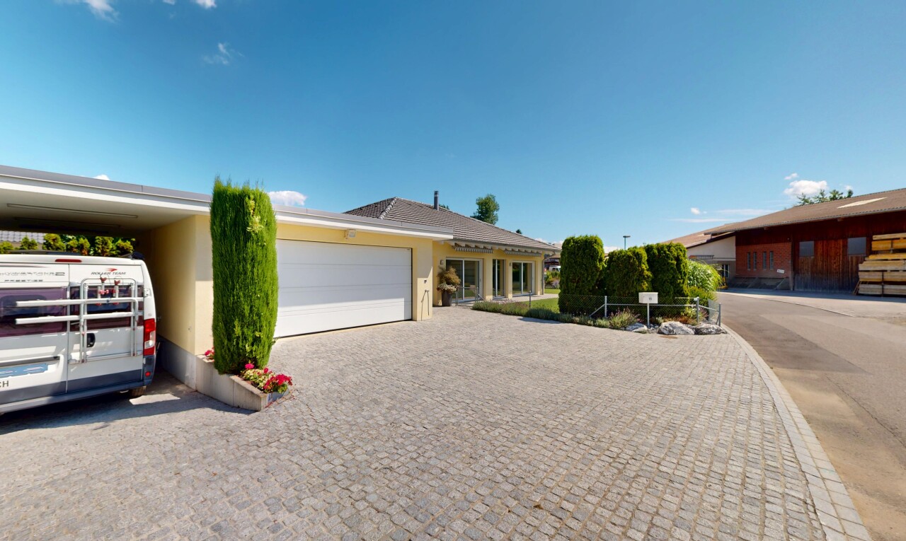 Elegantes Einfamilienhaus mit gepflegtem Garten und Einliegerwohnung - 0