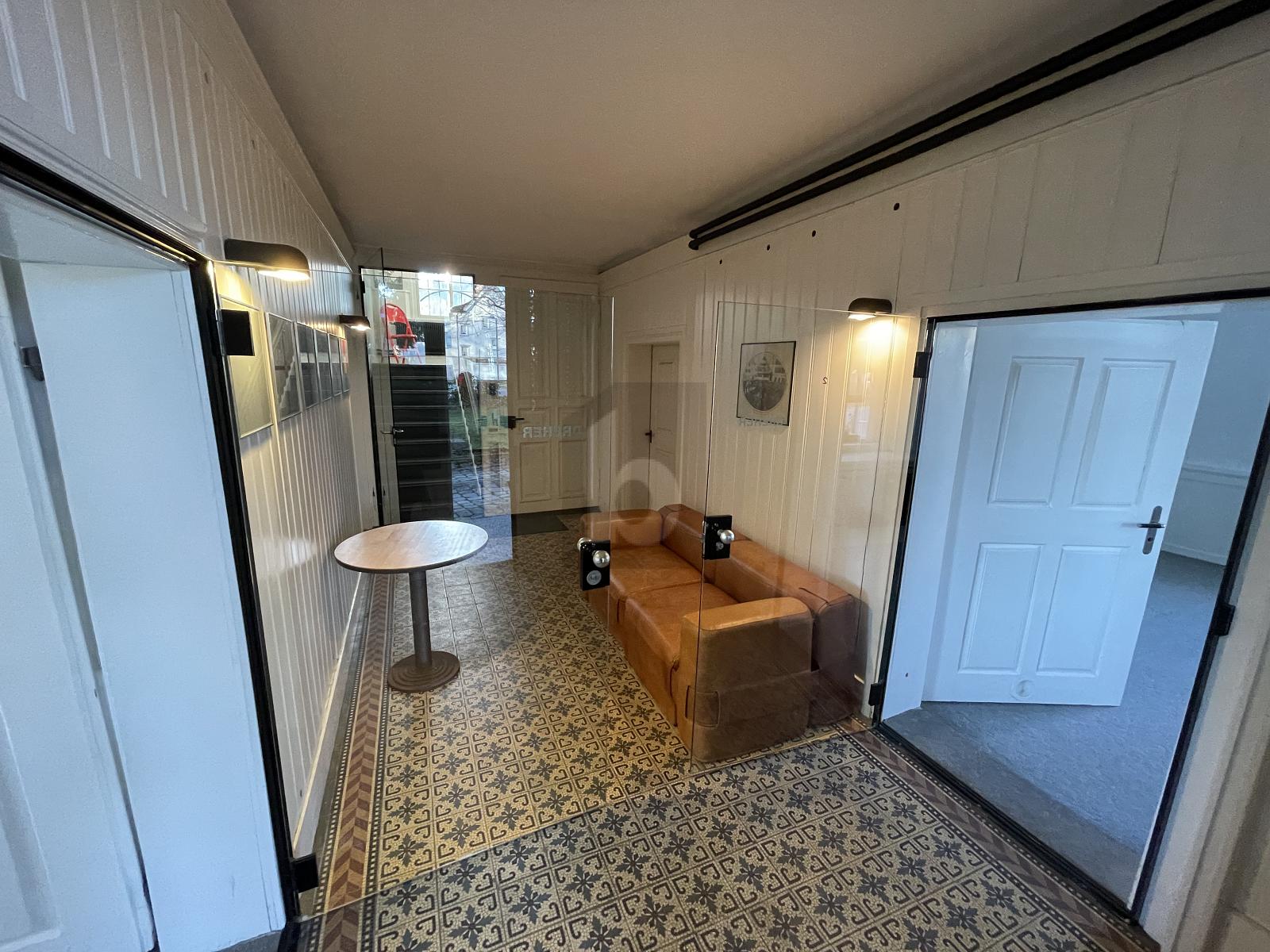 EBENERDIG AN ZENTRALER LAGE - 1