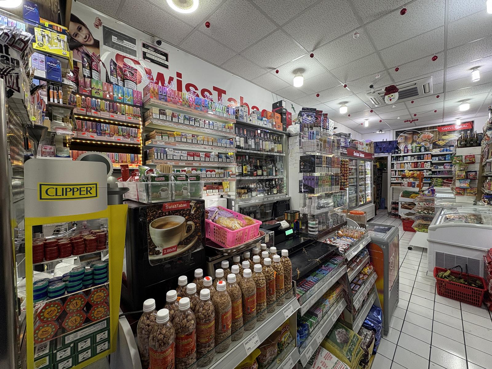 ÉPICERIE DANS UNE RUE PASSANTE - 0