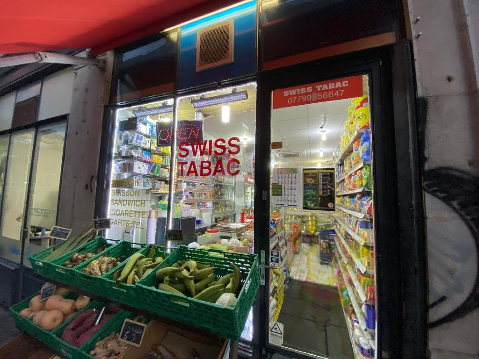 ÉPICERIE DANS UNE RUE PASSANTE - 1