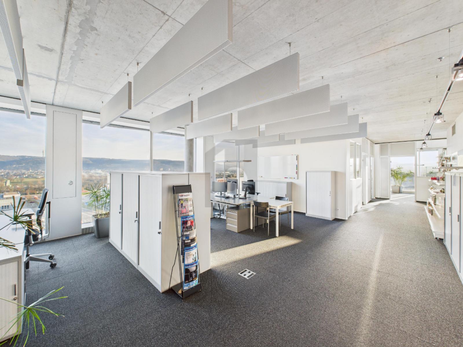 LICHTDURCHFLUTET UND MODERN MIT EINZELBÜROS - 1