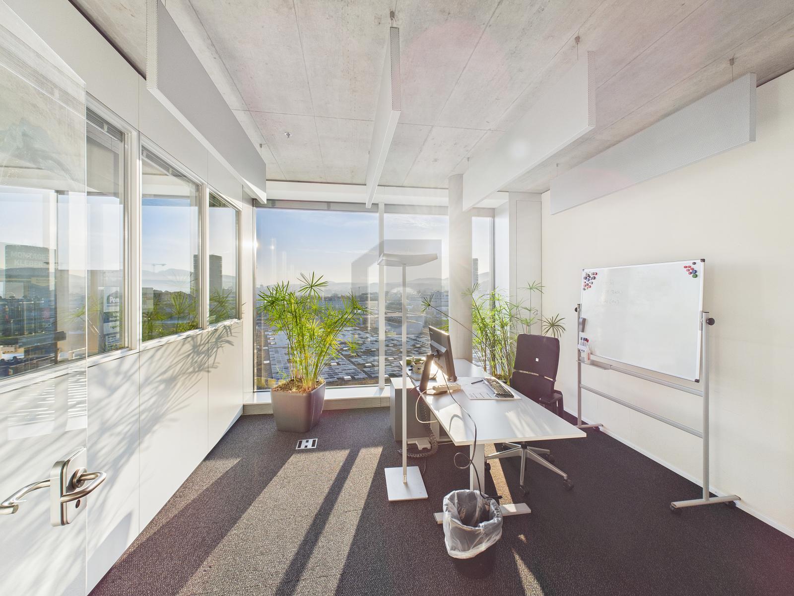 LICHTDURCHFLUTET UND MODERN MIT EINZELBÜROS - 3