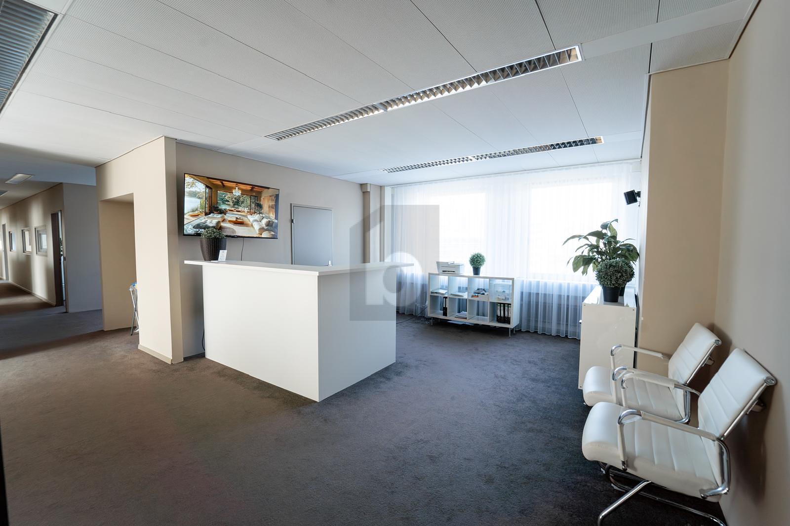 GROSSZÜGIG AN ZENTRALER LAGE - 0