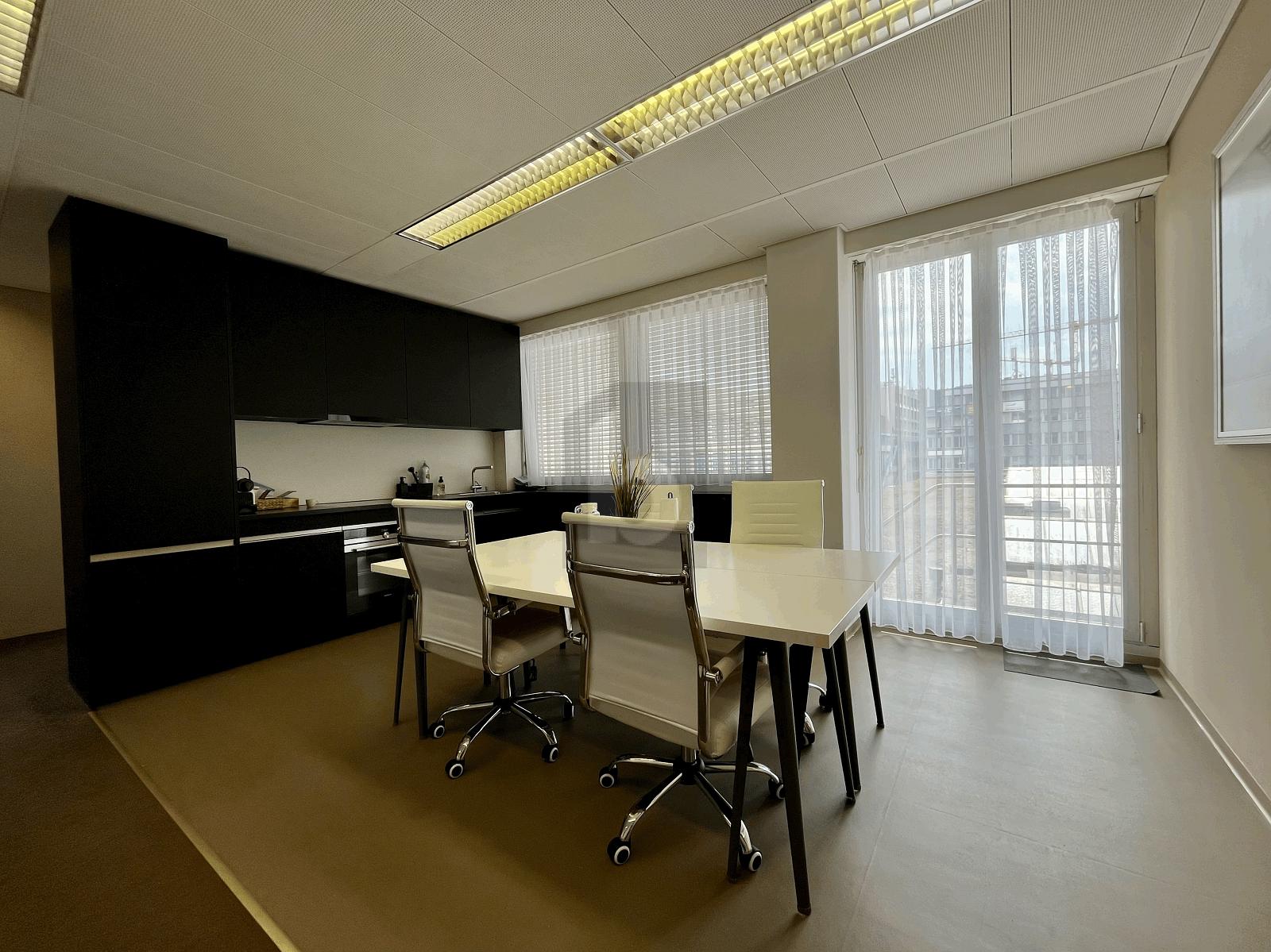 GROSSZÜGIG AN ZENTRALER LAGE - 1