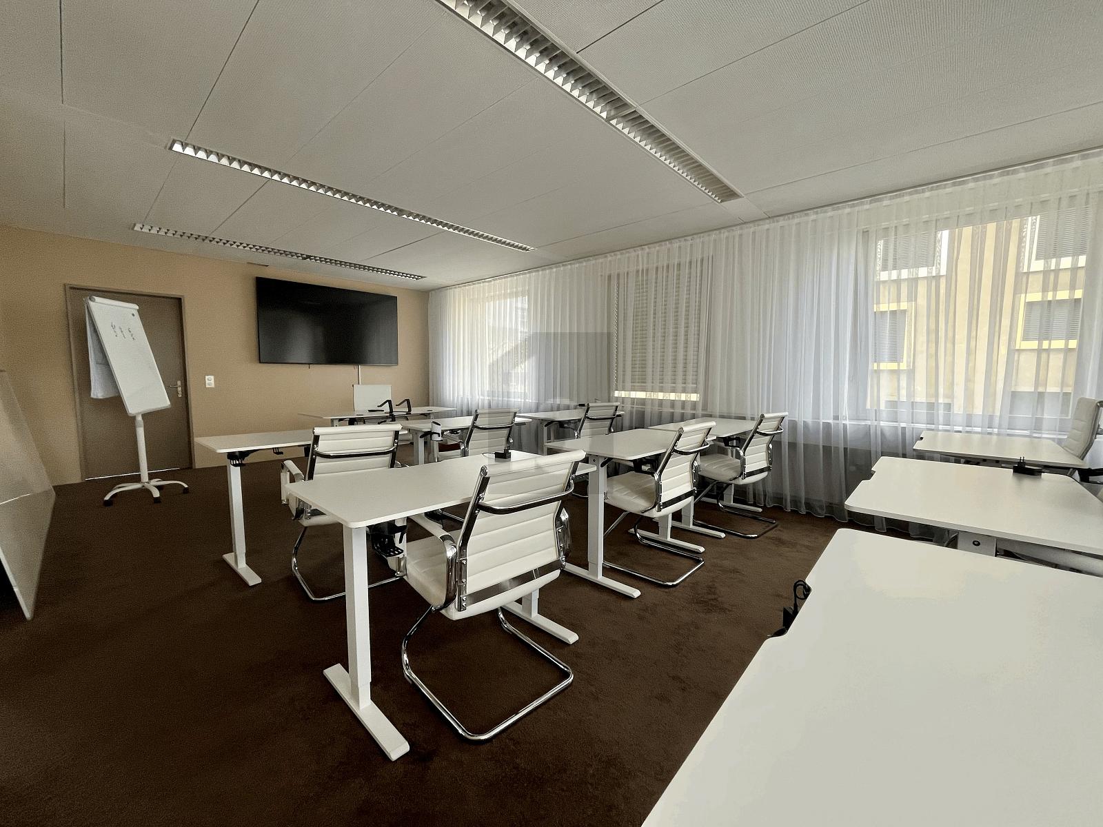 GROSSZÜGIG AN ZENTRALER LAGE - 3