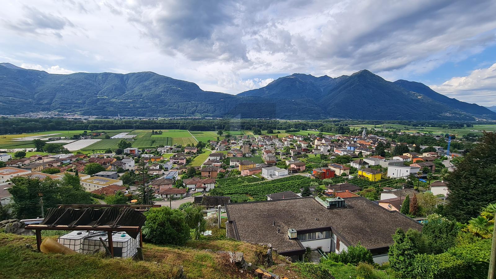 SOLEGGIATO E TRANQUILLO CON VISTA - 1