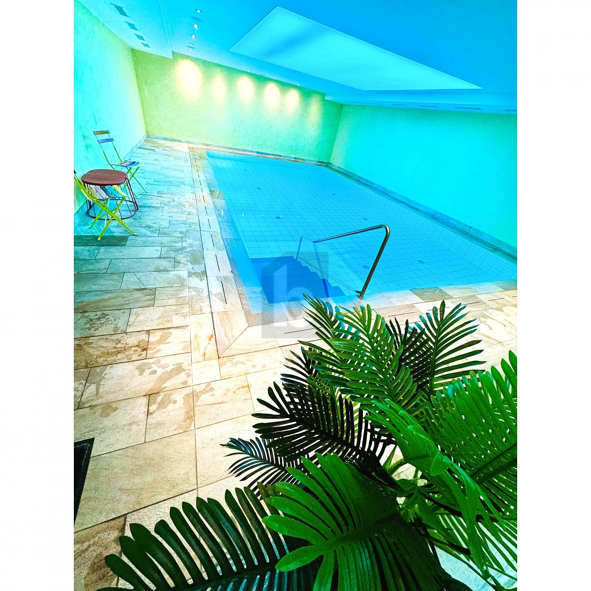 HOCHWERTIG MIT INDOOR POOL UND AUSSICHT INS GRÜNE - 0