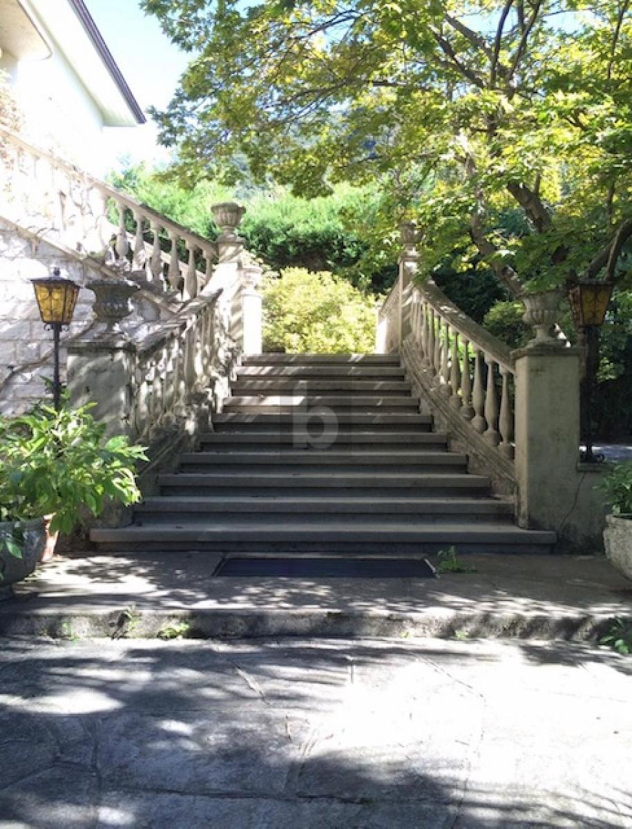 CON PARCO E CAMPO DA TENNIS  PRIVATI - 1