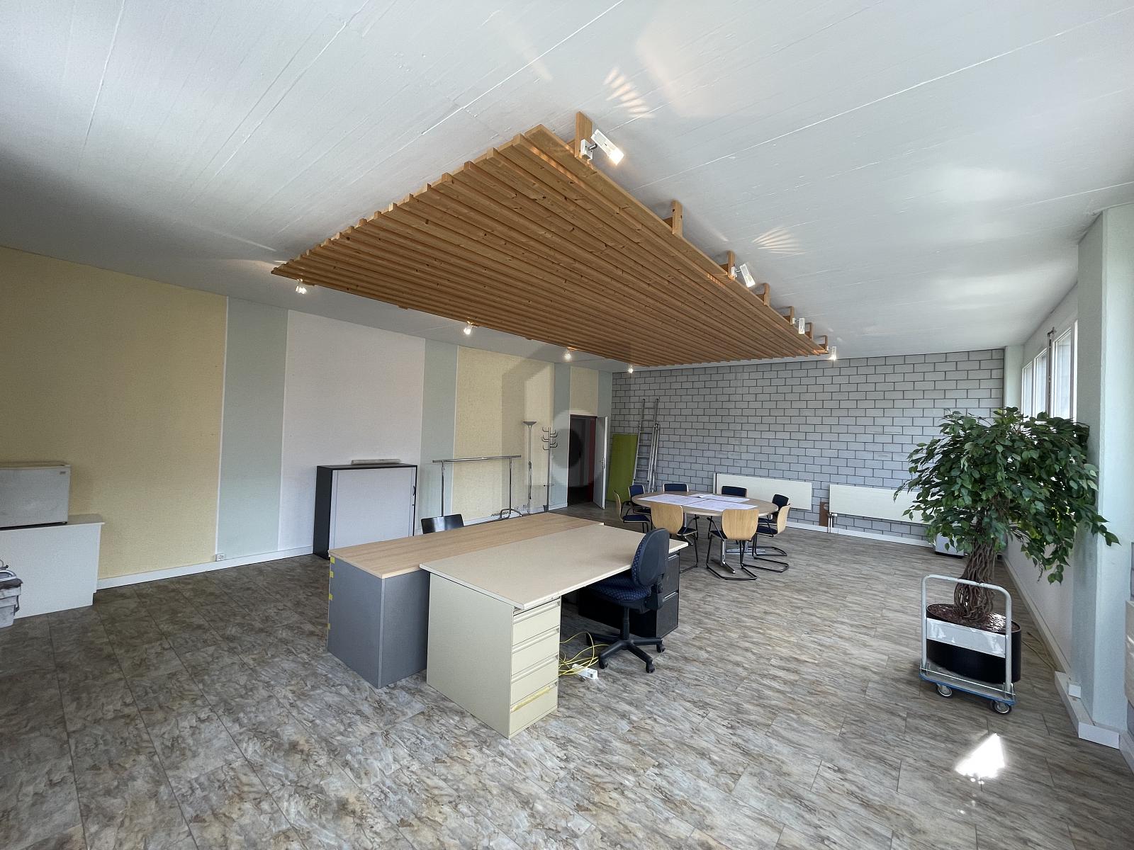 HELL UND GROSS AN IDEALER LAGE - 2