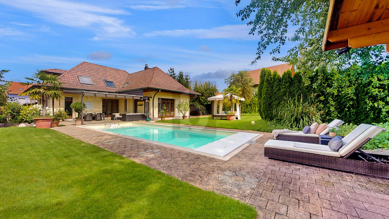 EXKLUSIV MIT POOL, TRAUMGARTEN UND WEINKELLER - 1