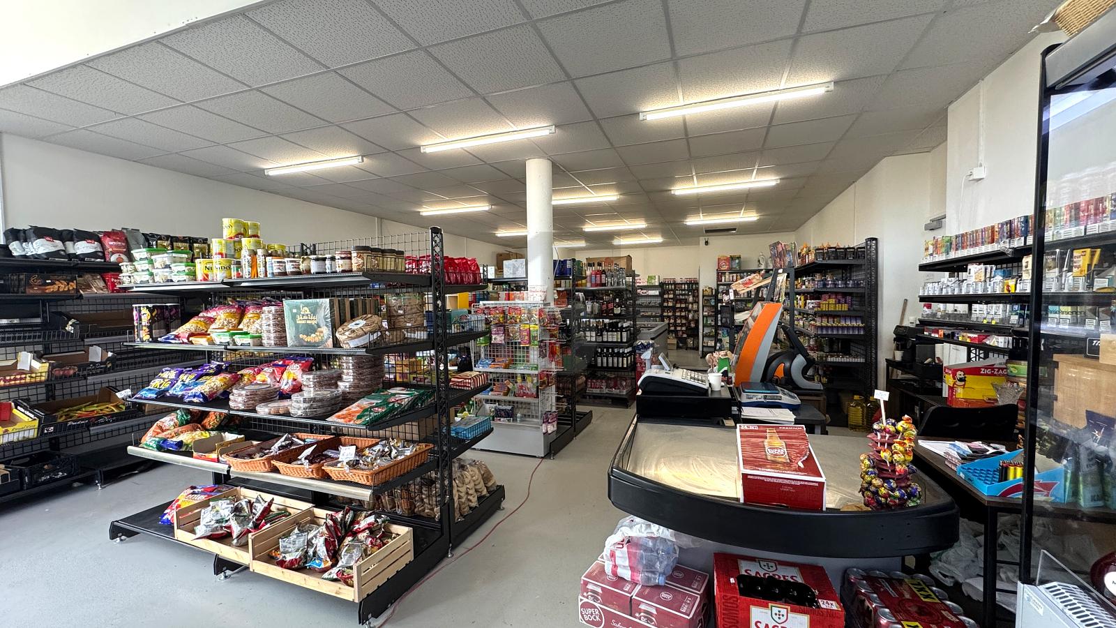 MAGASIN DANS UN NOUVEAU QUARTIER - 0