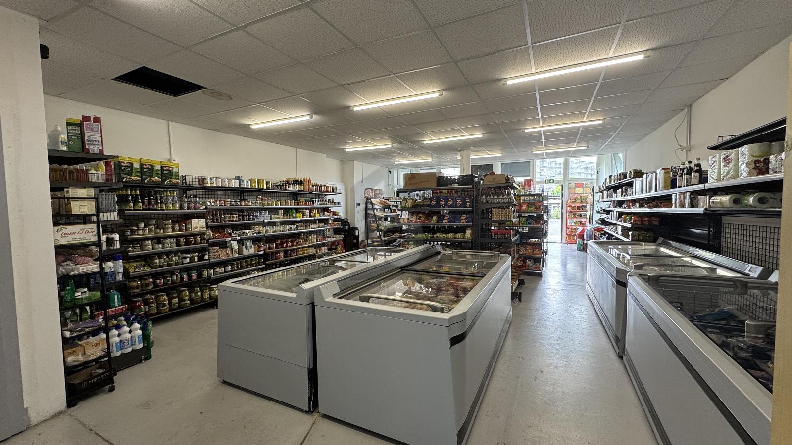 MAGASIN DANS UN NOUVEAU QUARTIER - 1