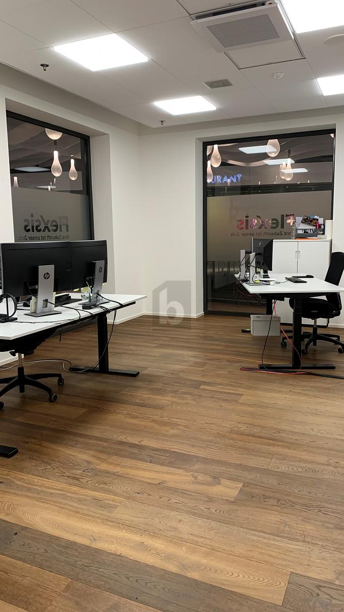 GROSSZÜGIG MIT EIGENER KÜCHE - 0