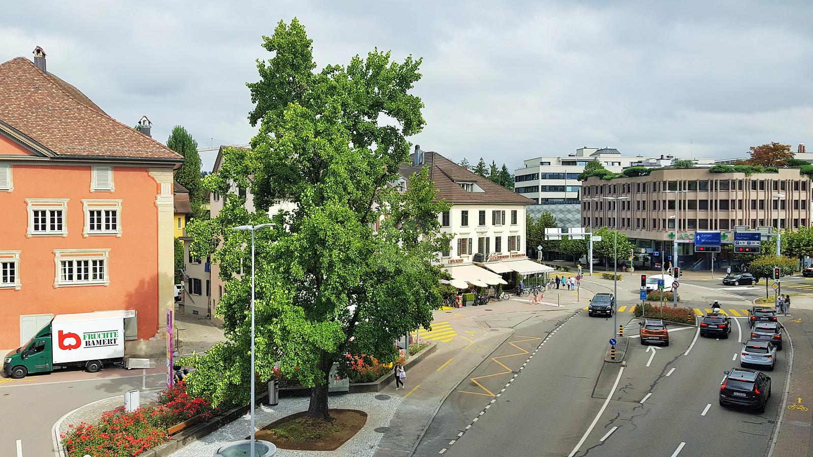 LICHTDURCHFLUTET UND ZENTRAL - 1