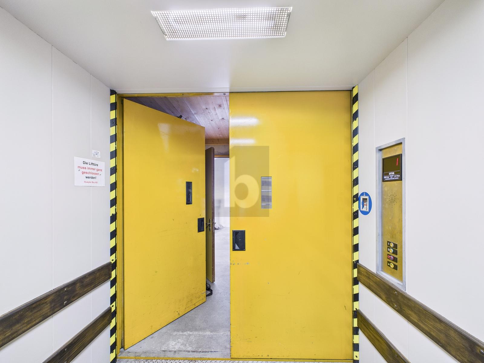 MIT GROSSEM WARENLIFT AM AUTOBAHNANSCHLUSS - 1