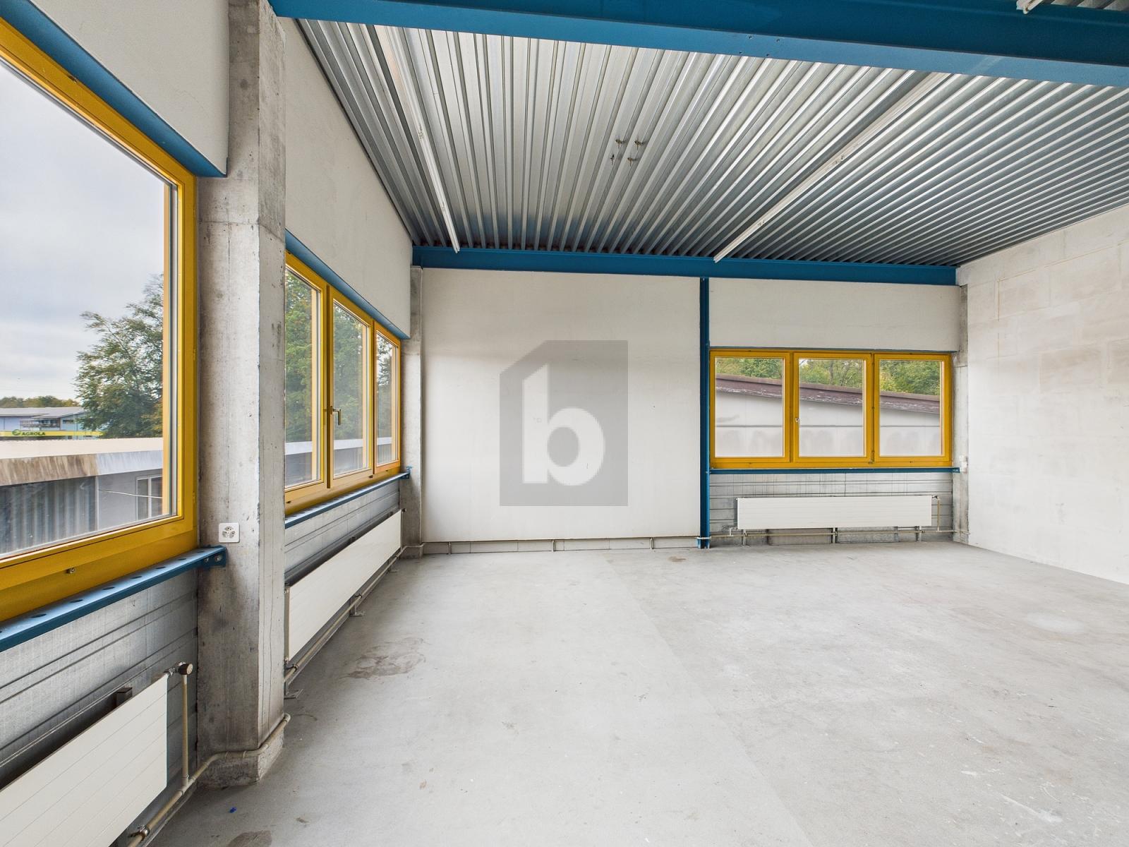 MIT GROSSEM WARENLIFT AM AUTOBAHNANSCHLUSS - 2