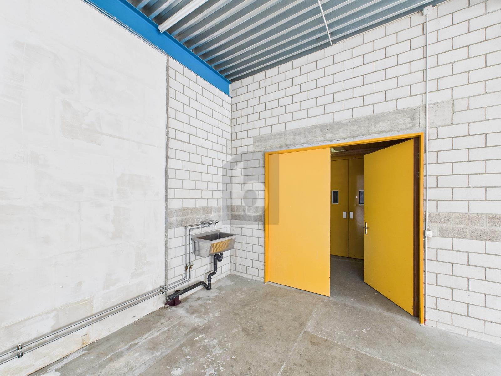 MIT GROSSEM WARENLIFT AM AUTOBAHNANSCHLUSS - 3