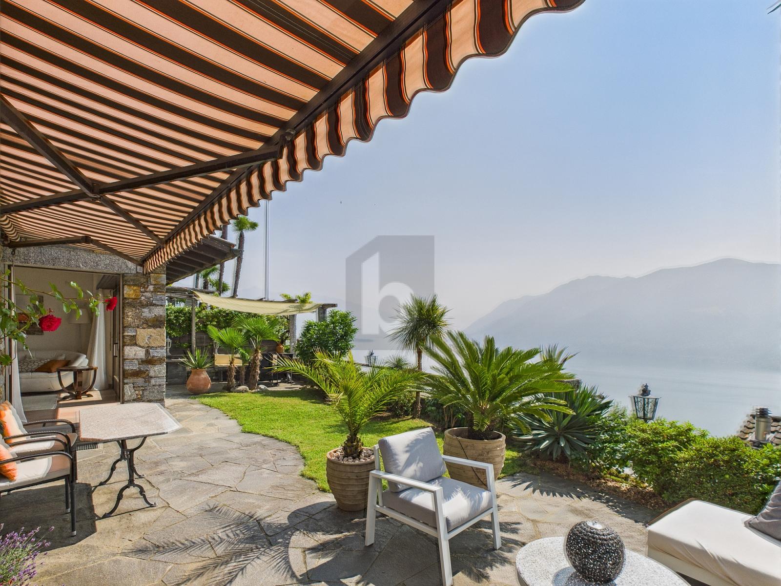 ELEGANTE CON GIARDINO E MERAVIGLIOSA VISTA LAGO - 0