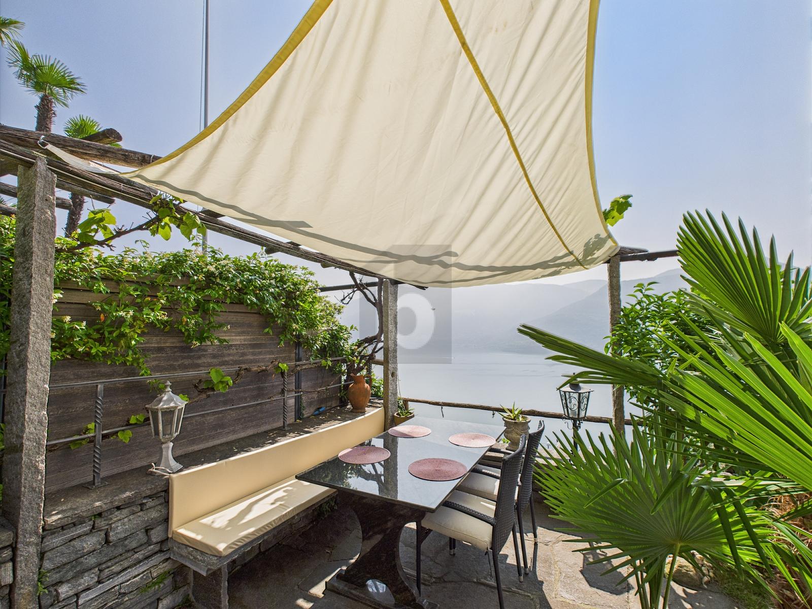 ELEGANTE CON GIARDINO E MERAVIGLIOSA VISTA LAGO - 1