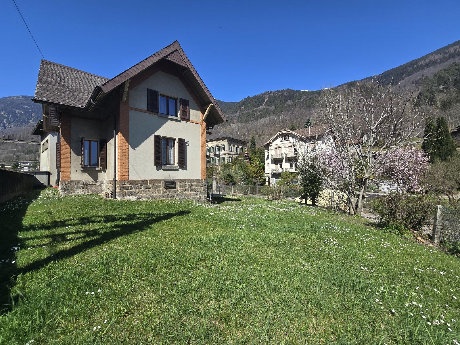 SPAZIOSA E SOLEGGIATA CON AMPIO GIARDINO - 0