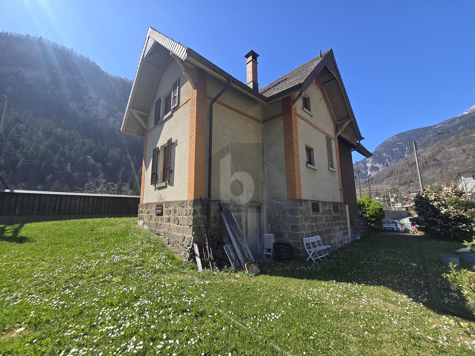 SPAZIOSA E SOLEGGIATA CON AMPIO GIARDINO - 2