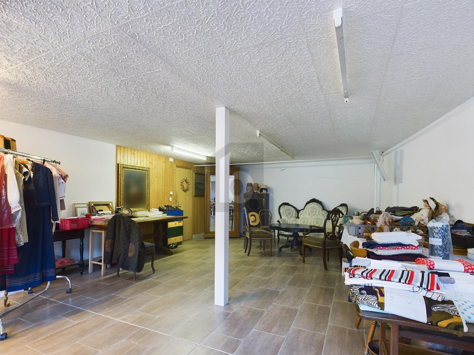 GROSSZÜGIG AN GUTER LAGE - 0