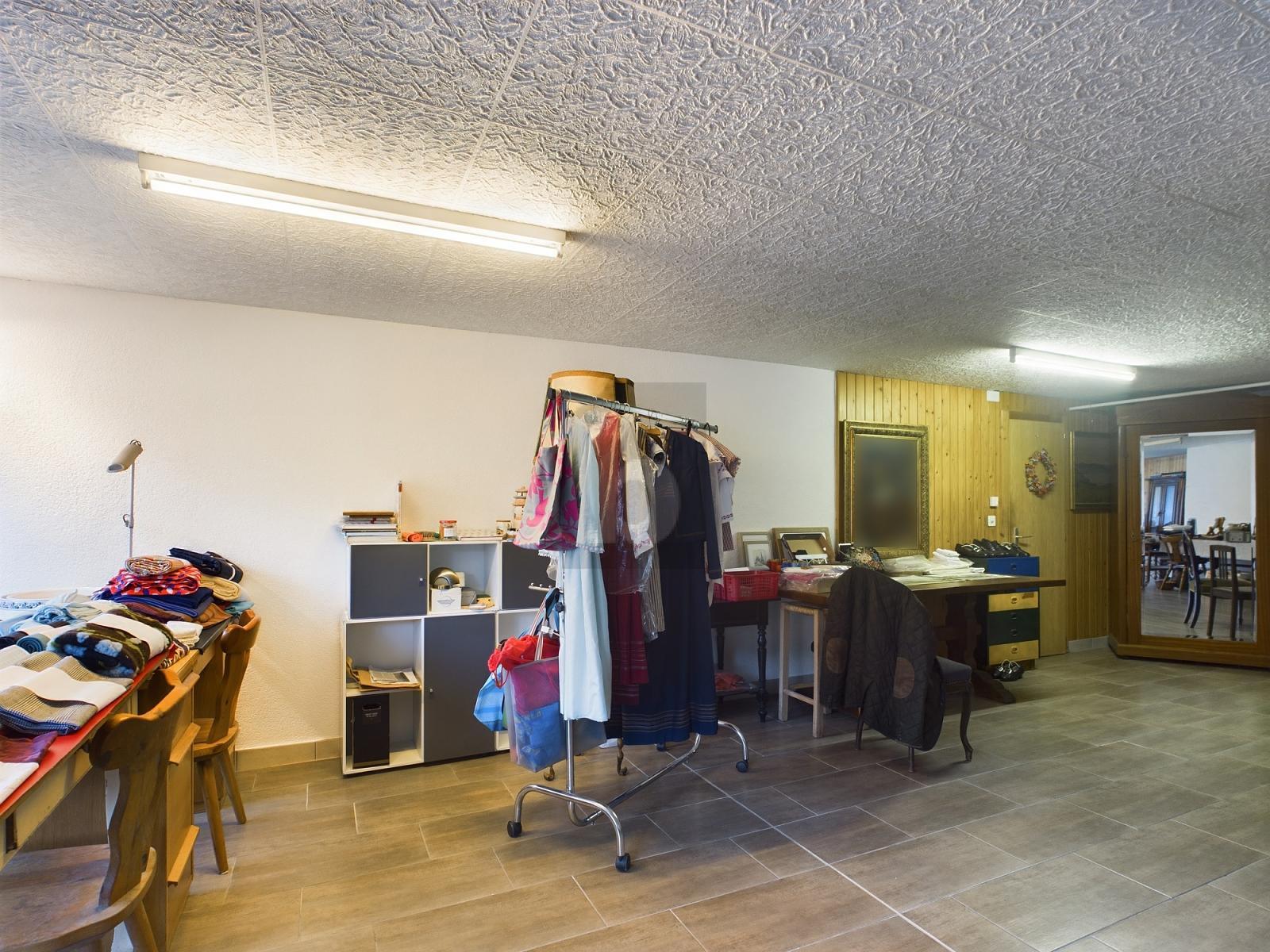 GROSSZÜGIG AN GUTER LAGE - 1