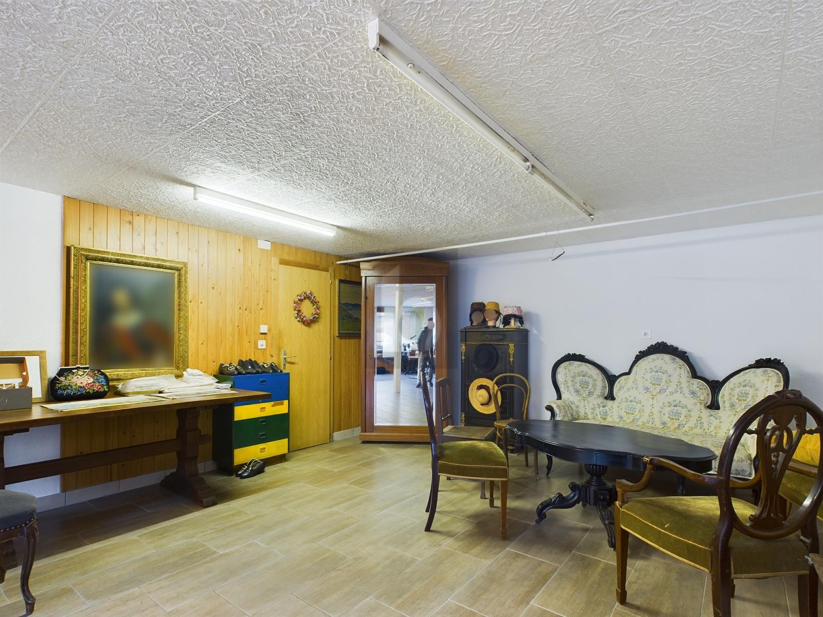 GROSSZÜGIG AN GUTER LAGE - 3