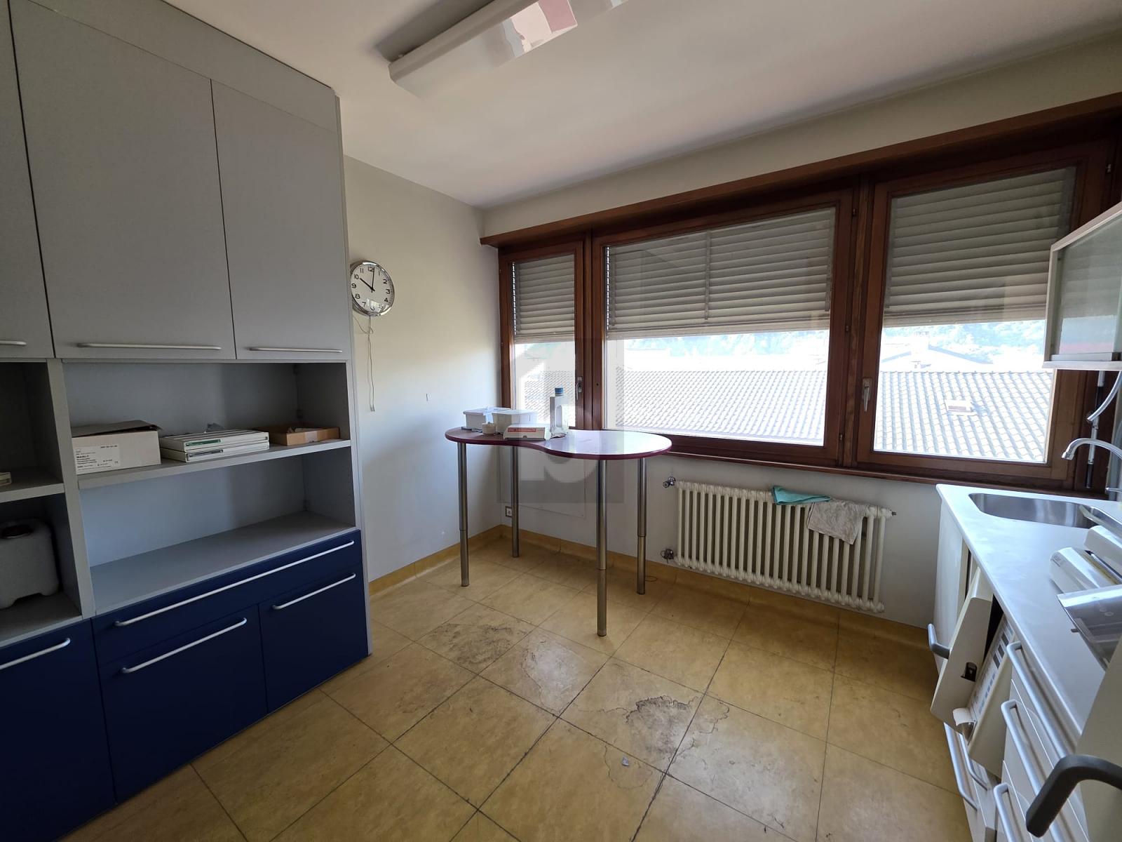 SPAZIOSO E SOLEGGIATO IN POSIZIONE CENTRALE - 3