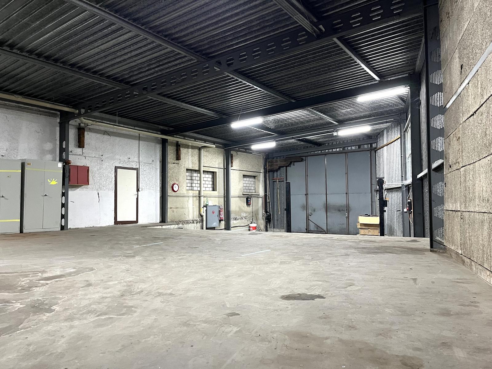 AUTOWERKSTATT ZU VERMIETEN - 1