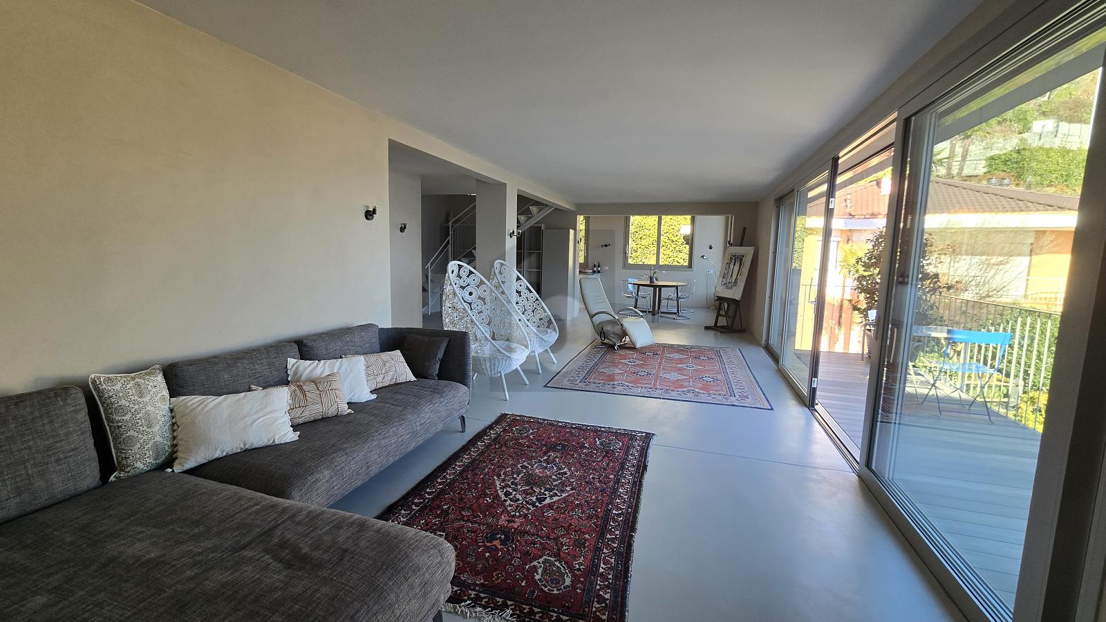 MODERNA E SOLEGGIATA CON MERAVIGLIOSA VISTA LAGO - 1