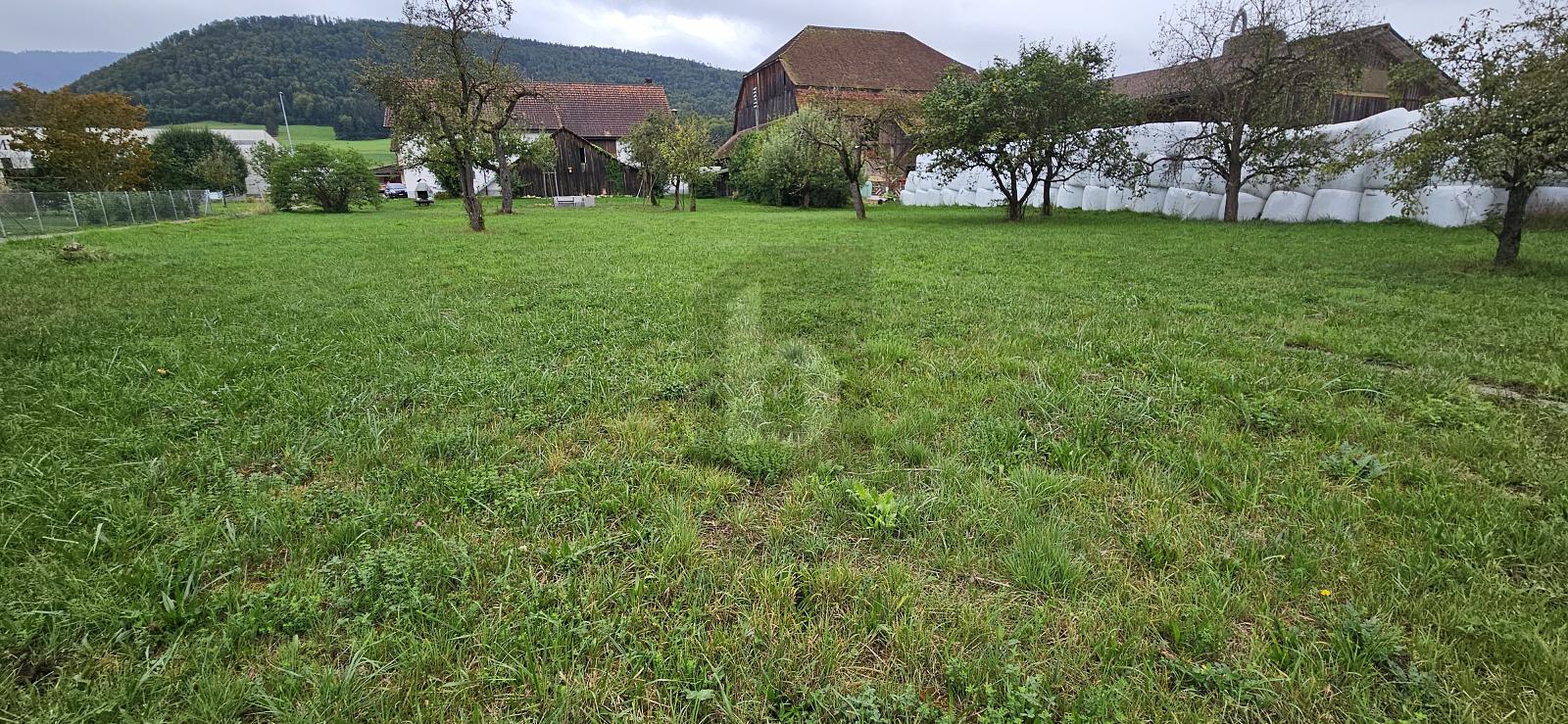 AU CENTRE DU VILLAGE - 2