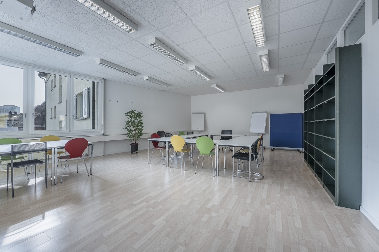 Bezugsbereite Fläche mit Dachterrasse mitten in Oerlikon - 0