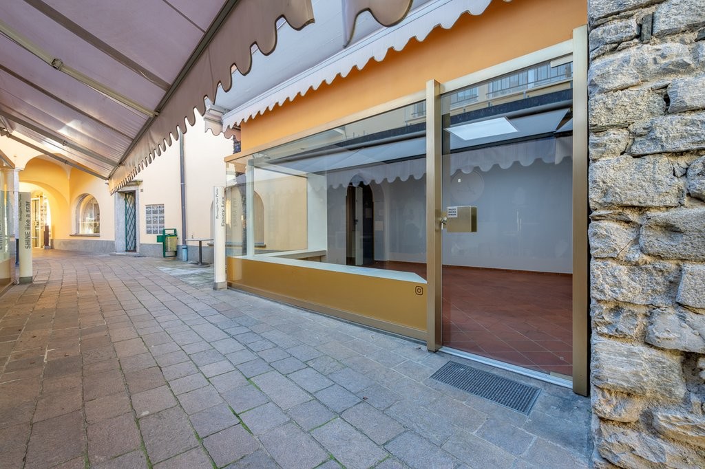 Luminoso locale commerciale in pieno centro - 1