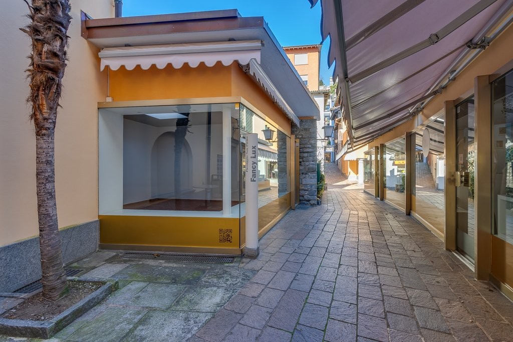 Luminoso locale commerciale in pieno centro - 2