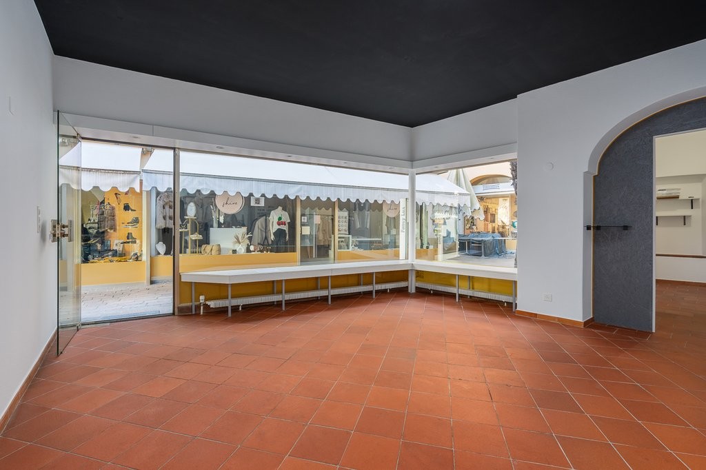 Luminoso locale commerciale in pieno centro - 4