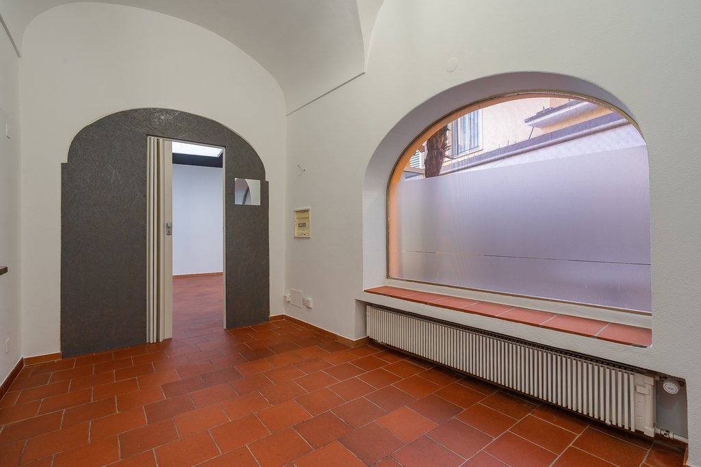 Luminoso locale commerciale in pieno centro - 5