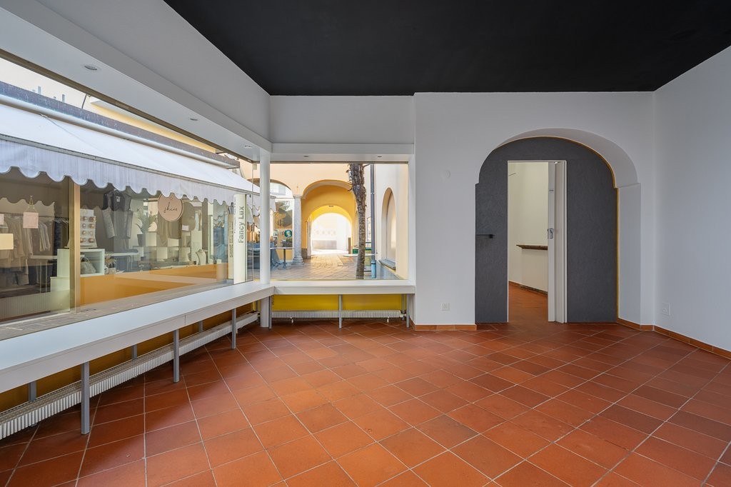 Luminoso locale commerciale in pieno centro - 6