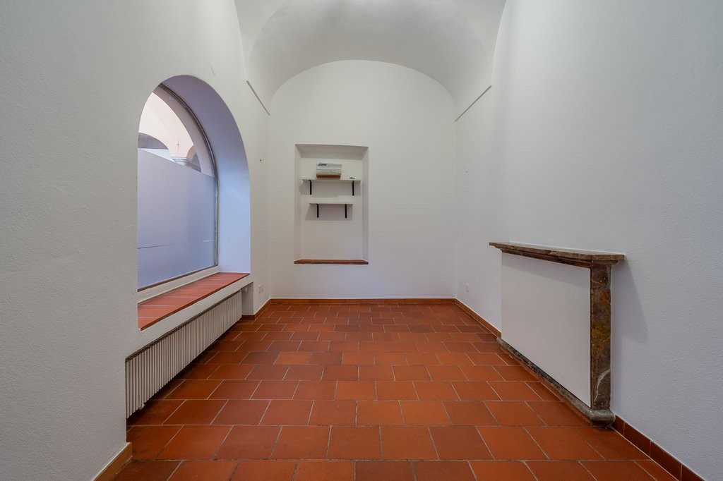 Luminoso locale commerciale in pieno centro - 8