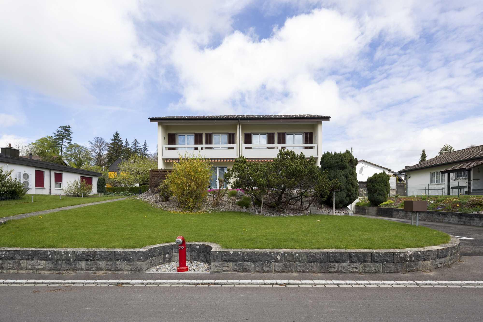 Rohdiamant an idyllischer Lage mit schmuckem Garten - 1
