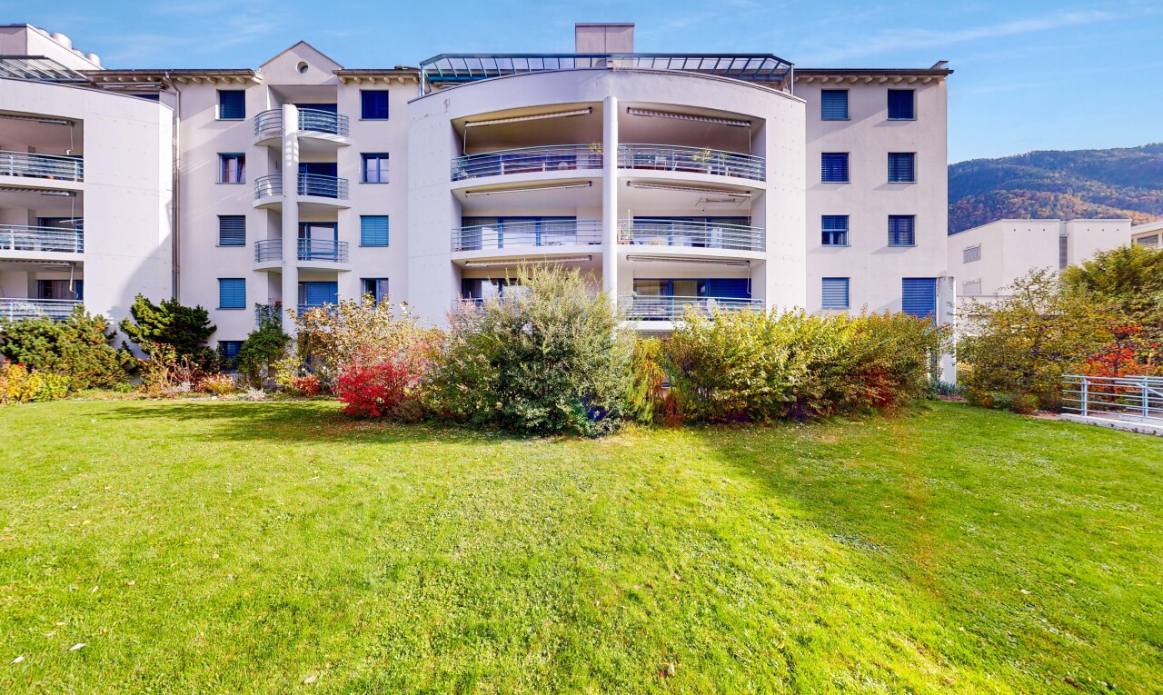 Grosszügige 5.5-Zimmer-Wohnung mit sonnigem Balkon und Bergsicht - 2