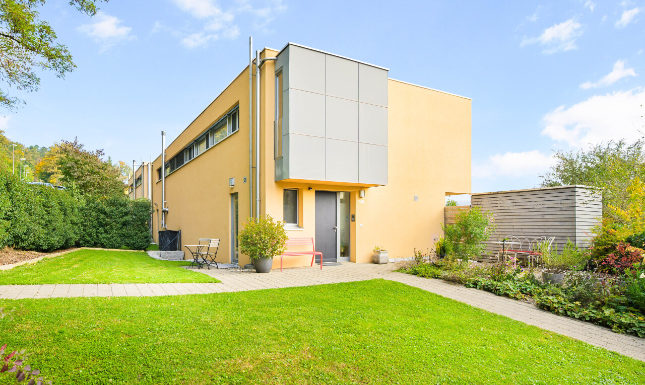 Exklusive Doppelhaushälfte mit Garten und Weitblick in Reinach - 1