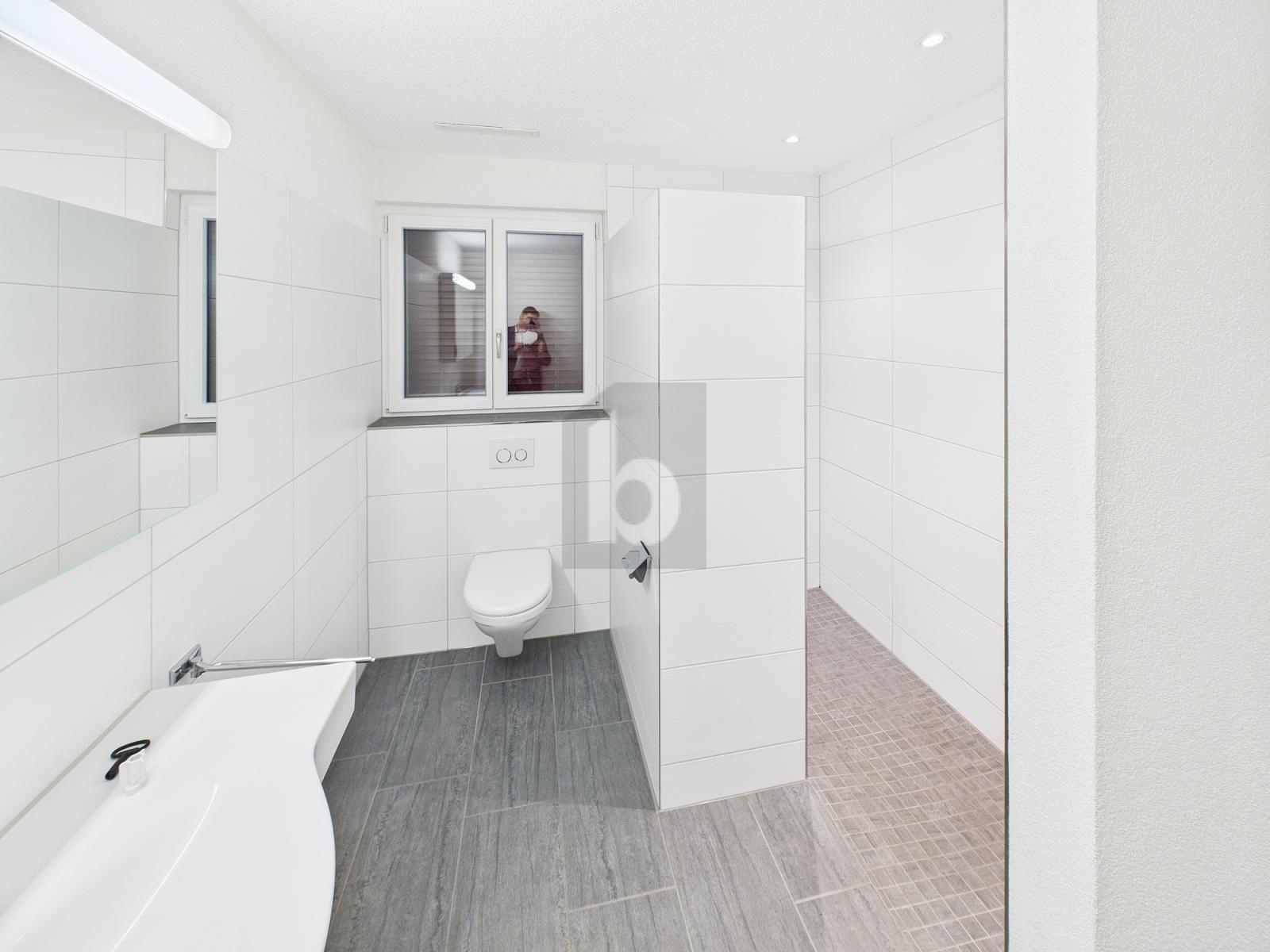 MODERN MIT LIFT UND BALKON IM MINERGIE-STANDARD - 1