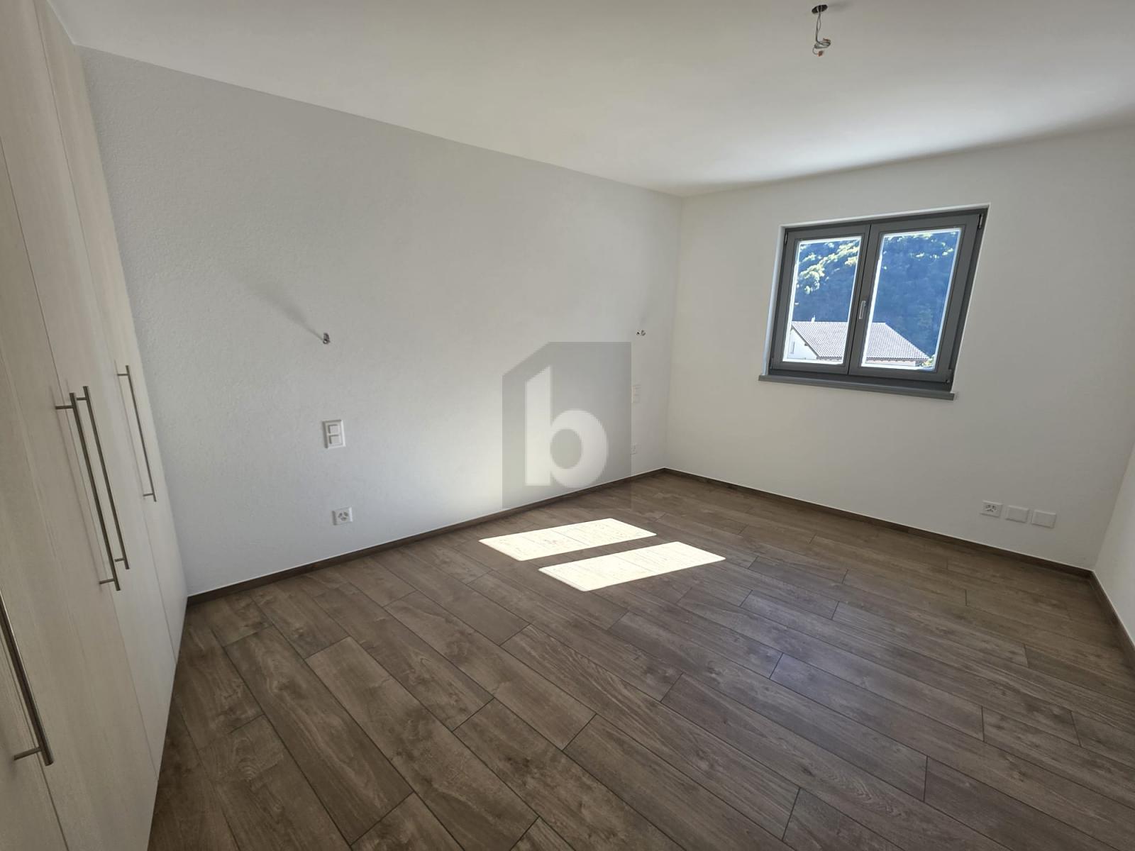 MODERNO IN POSIZIONE SOLEGGIATA - 2